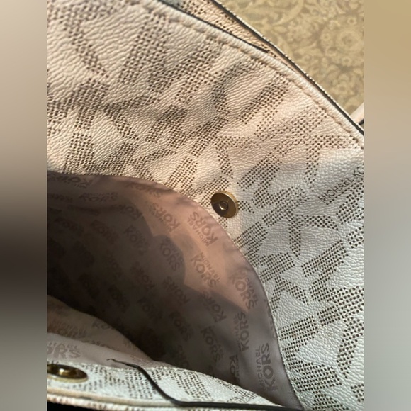 Michael Kors Vanilla Large Hamilton Crossbody Bag - Picture 6 of 14